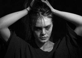 Sofia Isella passt mit ihrem feministischen Dark-Pop perfekt in den Zeitgeist