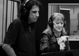 Suzi Quatro und Alice Cooper singen gemeinsam "Kick Out The Jams"