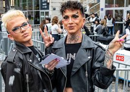 Auf Tuchfühlung mit den Fans von Shirin David