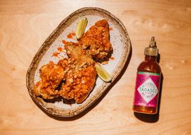 Gewinnspiel: eine feuerrote TABASCO® SWEET & SPICY Sauce-Box