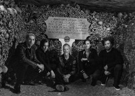 Song for the Dead: Queens Of The Stone Age spielen unter Toten