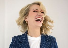 Monika Gruber kommt mit "Es huift ja nix" nach Kitzbühel
