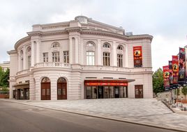 Führung durch das Raimund Theater: Hinter den Kulissen eines Musical-Giganten