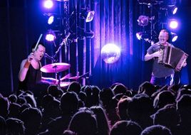 Attwenger über Utopien, Feminismus und Entnazifizierung