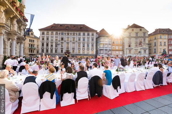 Lange Tafel &copy; Harry Schiffer