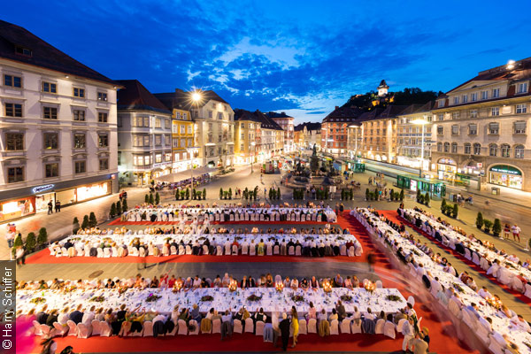 Lange Tafel &copy; Harry Schiffer