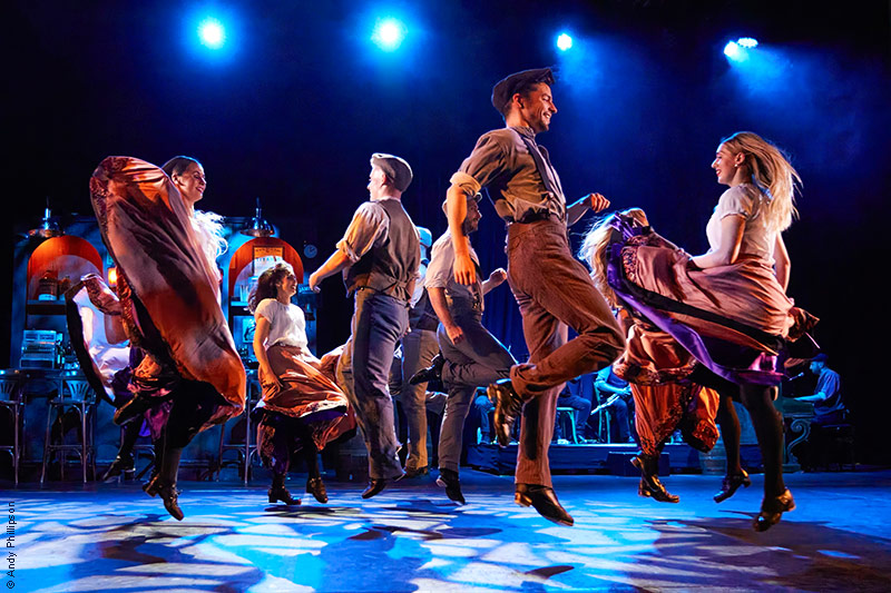 &copy; Andy Phillipson